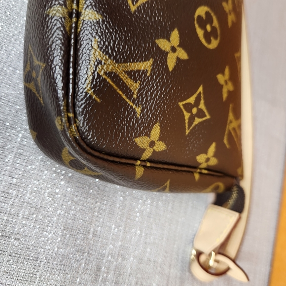 Authentic Louis Vuitton Pochette Accesoires - Picture 13 of 17